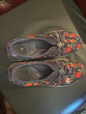 Bzees Navy Floral Stretch-Fit Loafers with Red Rose Print